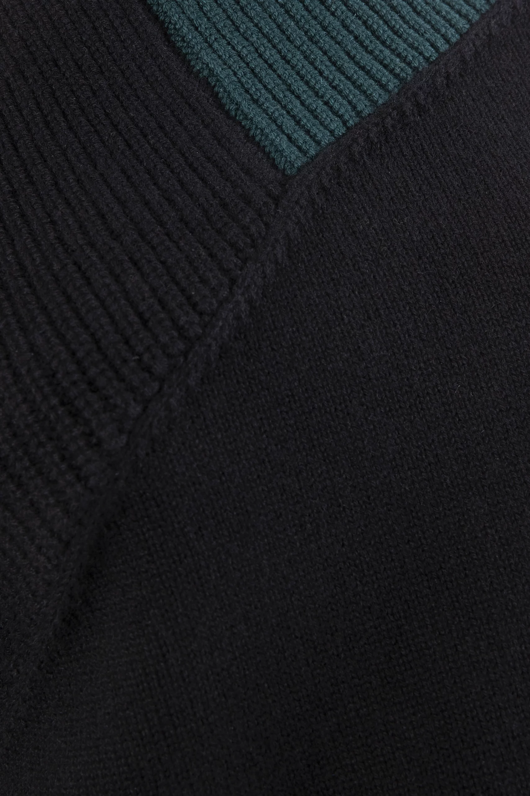 josephine-riviere-maille-pull-cachemire-jenny-noir-vert-col-amovible-detail