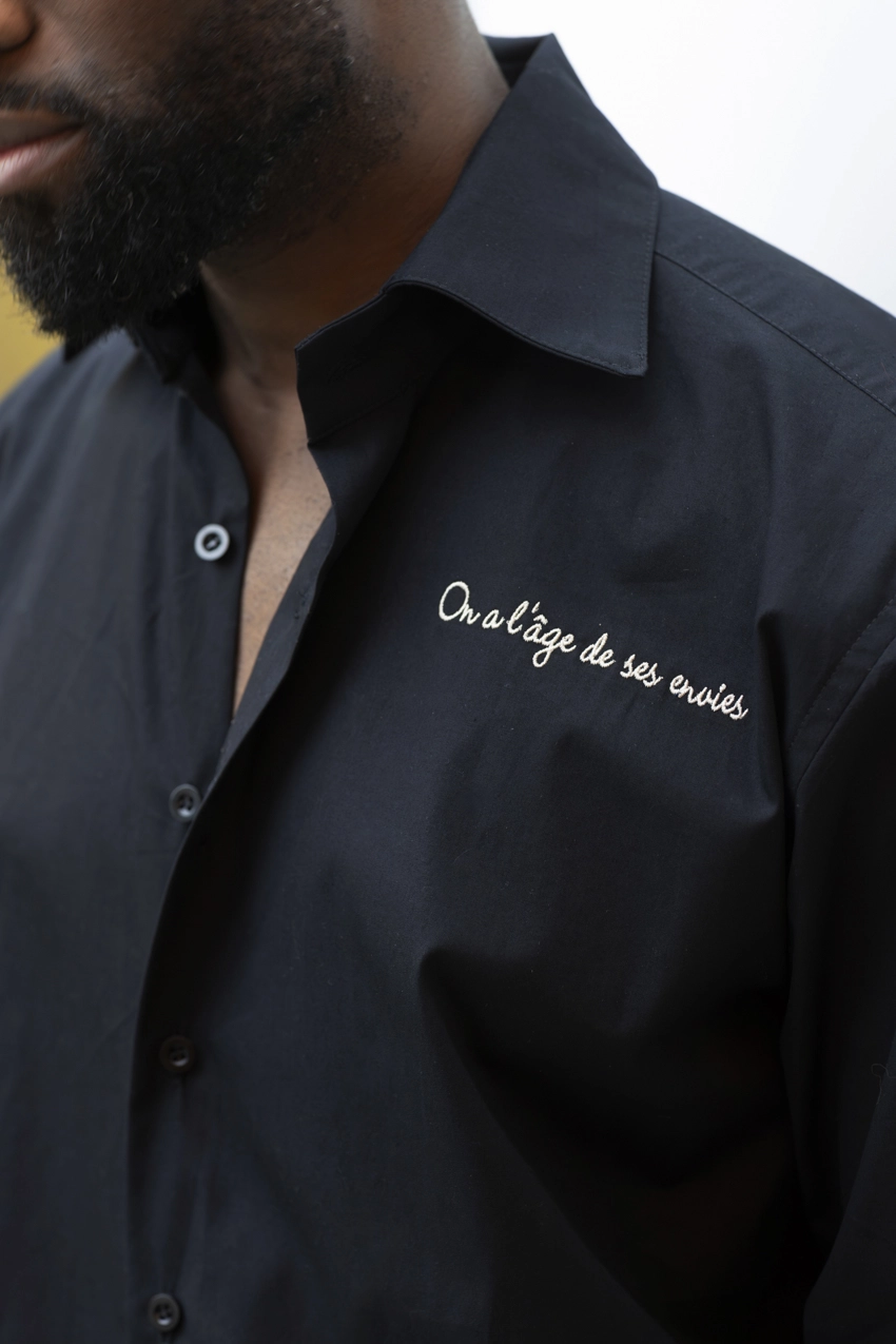 Joséphine-riviere-chemise-homme-popeline-noire-brodée-detail