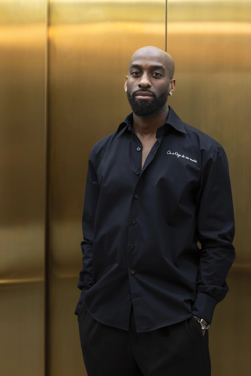 Joséphine-riviere-chemise-homme-popeline-noire-brodée-devant