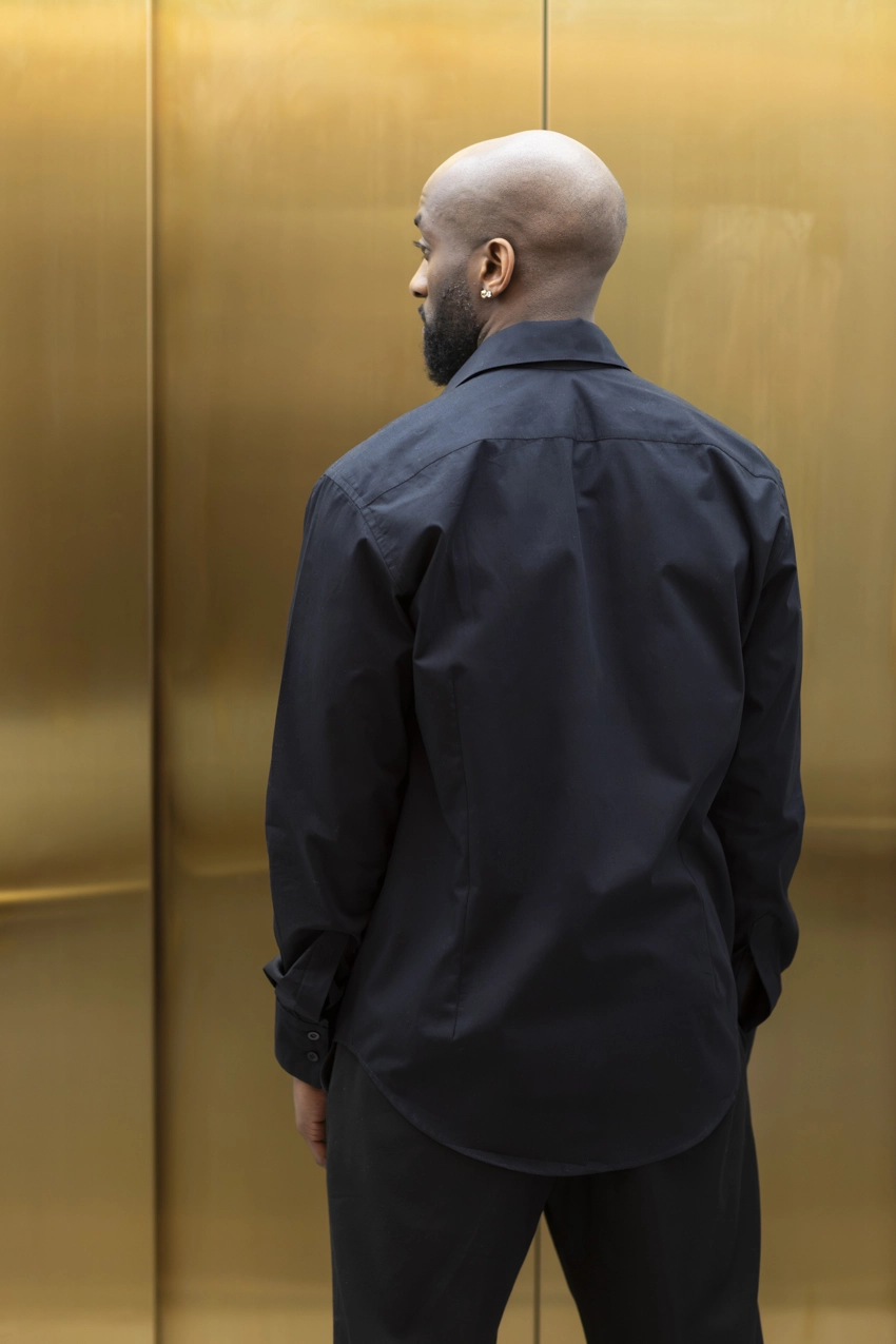 Joséphine-riviere-chemise-homme-popeline-noire-brodée-dos