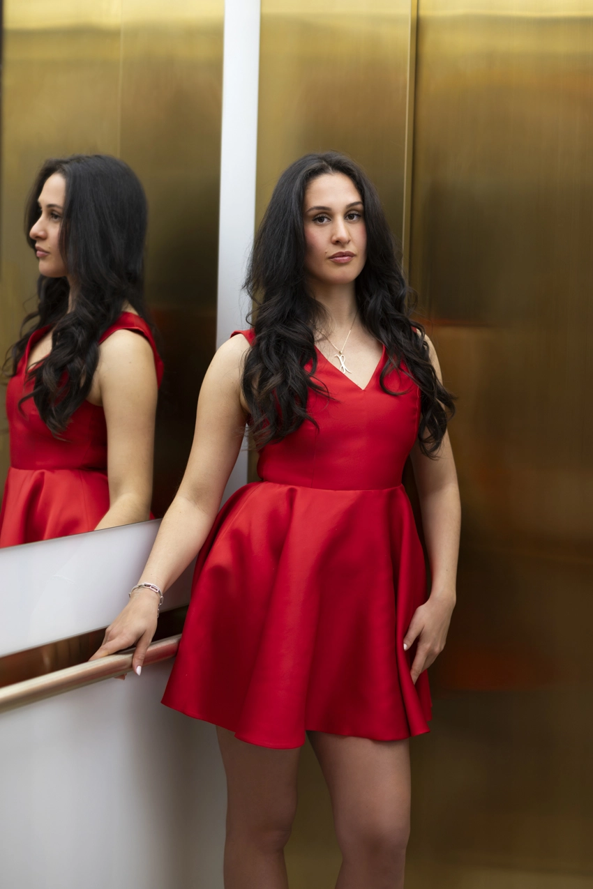 Joséphine-riviere-robe-rouge-dentelle-noire-femme-saint-valentin-devant