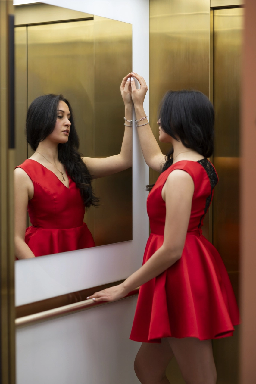 Joséphine-riviere-robe-rouge-dentelle-noire-femme-saint-valentin-dos